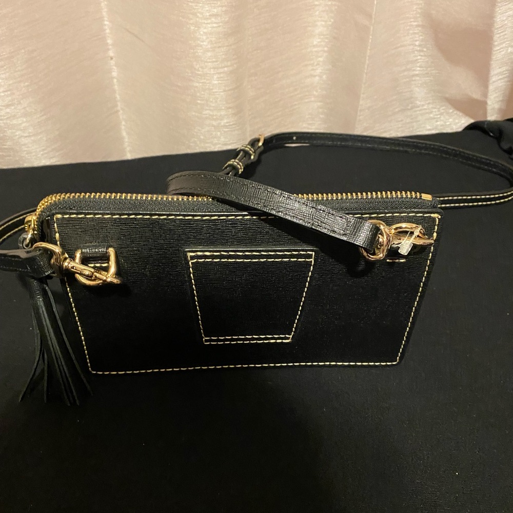 Dooney and Burke Crossbody Black. Like new no wear and tear on outside.